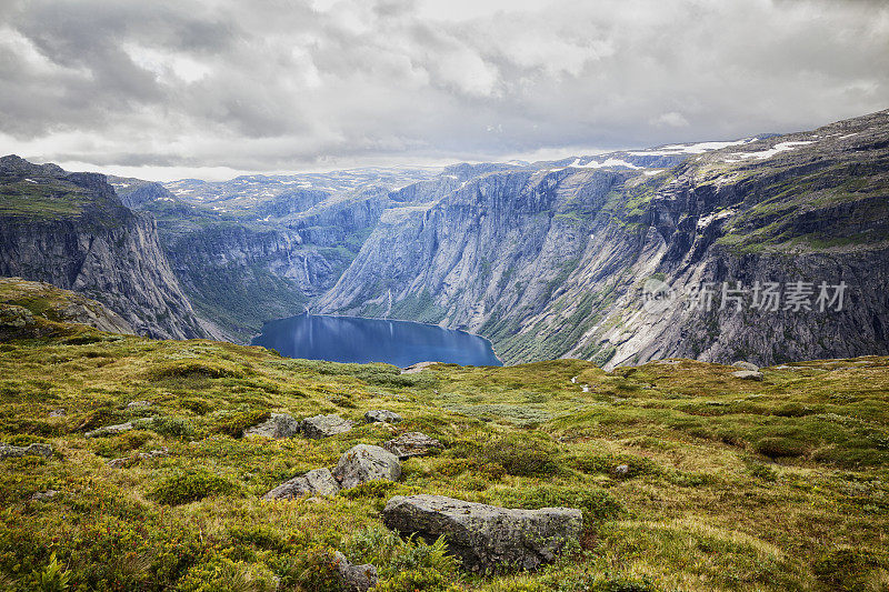 从Trolltunga Ringedalsvatnet公路上看湖